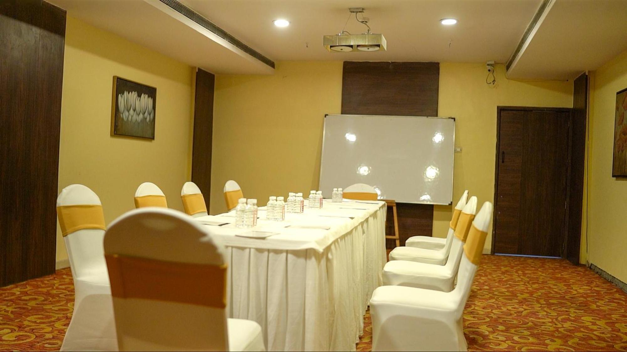 The Altruist Business Hotel Kharadi プネ エクステリア 写真